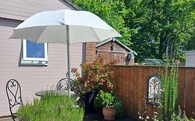 Garden Apartment Morpeth- With Lockable Bike Storage!